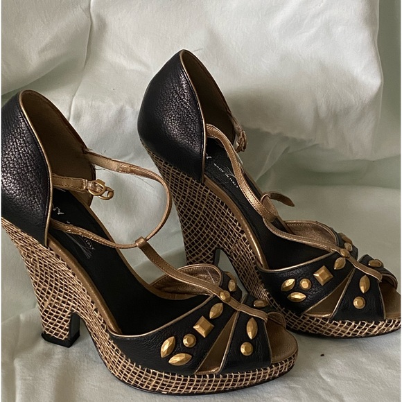 These are not for the faint of heart. Beautiful DKNY made in Italy platforms. - Picture 9 of 9